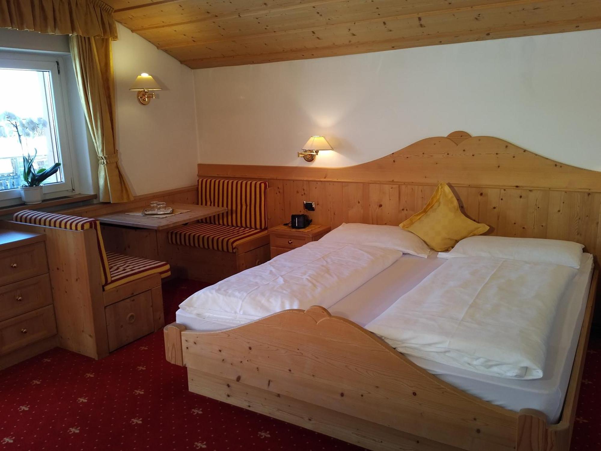 Hotel Garni Waltoy Selva di Val Gardena Esterno foto